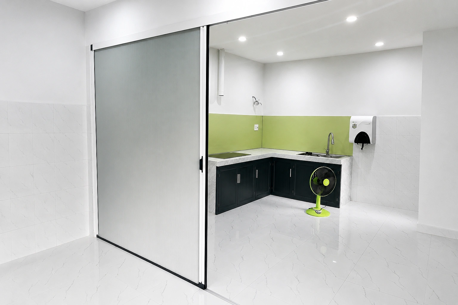 Bếp đối diện nhà vệ sinh và giải pháp vách ngăn kiến trúc để hóa giải