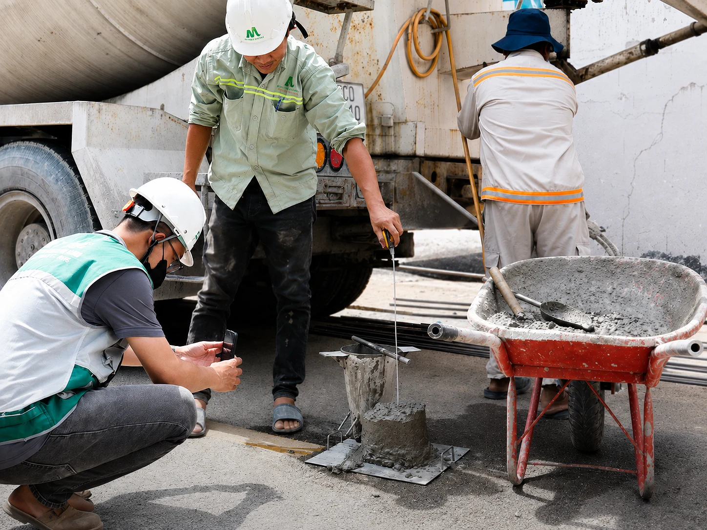 Quy trình đổ bê tông tươi và cách lấy mẫu đồng loạt chuẩn xác tại công trình