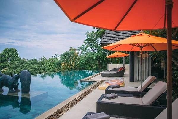 Hồ bơi tràn cạnh Infinity Edge