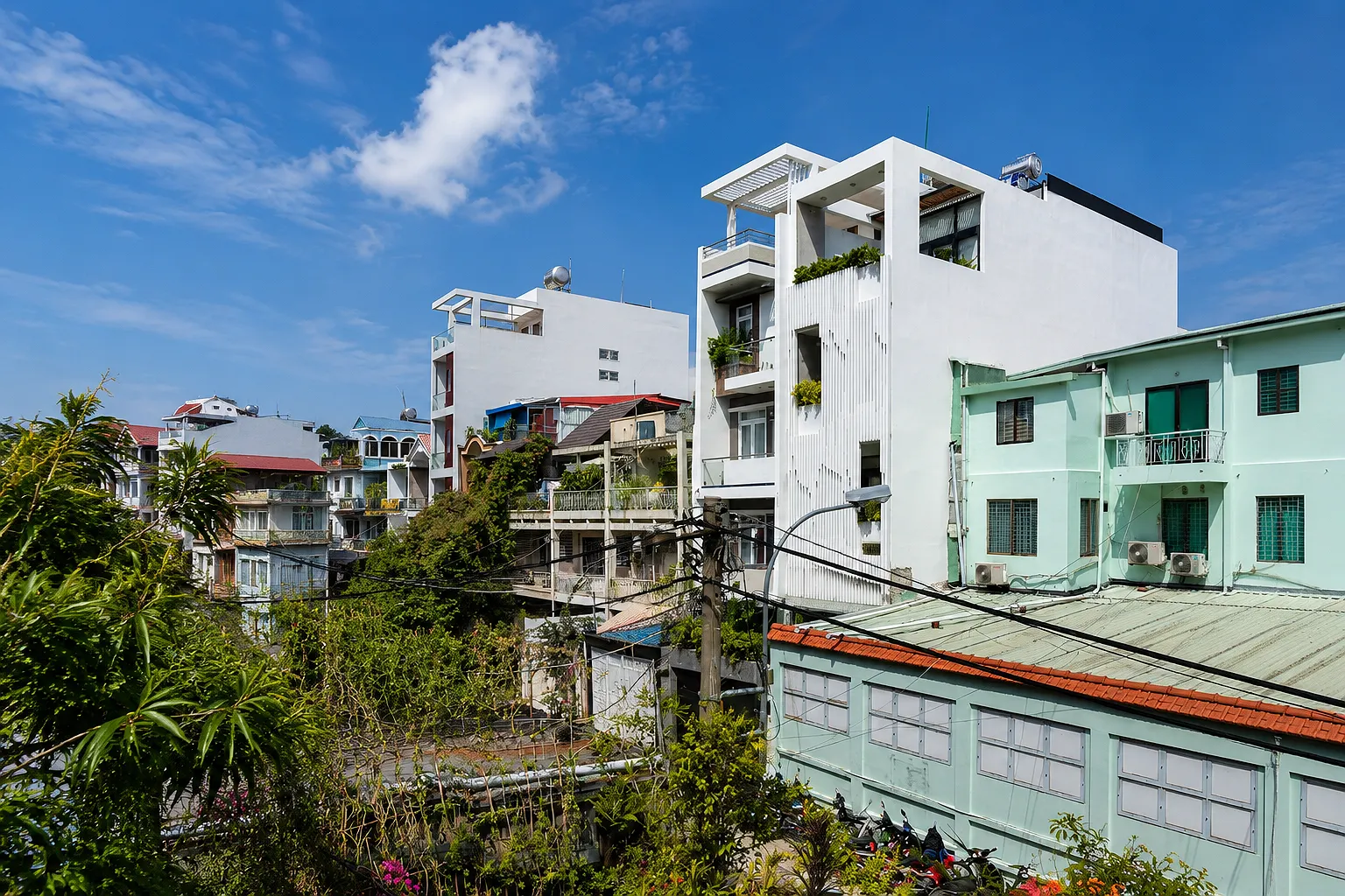 Mặt tiền hẹp, và nhà mọc sát 2 bên khiến nhà ống dễ bị bí Mặt tiền hẹp, và nhà mọc sát 2 bên khiến nhà ống dễ bị bí